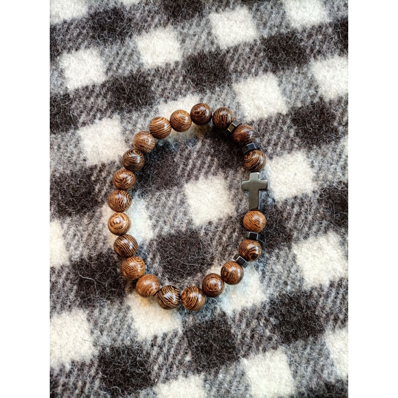 Bracelet en perle marron avec sa croix